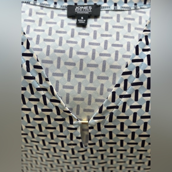 Jones New York Black and White Patterned Short sleeved Blouse Size Small - Picture 2 of 3